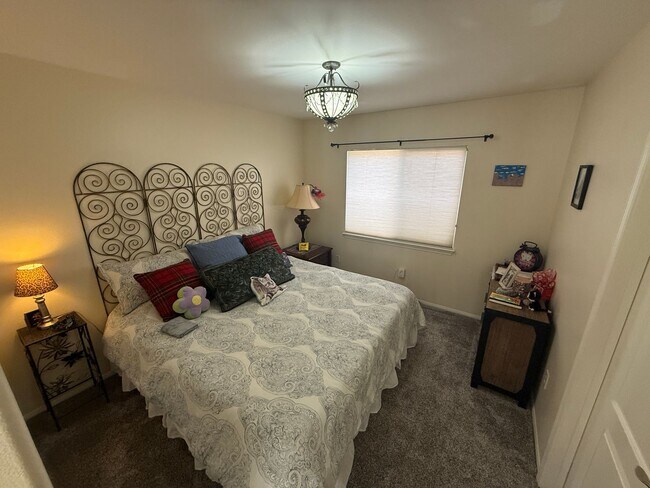Building Photo - 4 Bedroom Home for Rent in Valencia Northp...