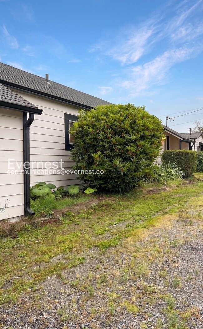 Building Photo - 2-Bed/1-Bath Town Home/ Available Now!