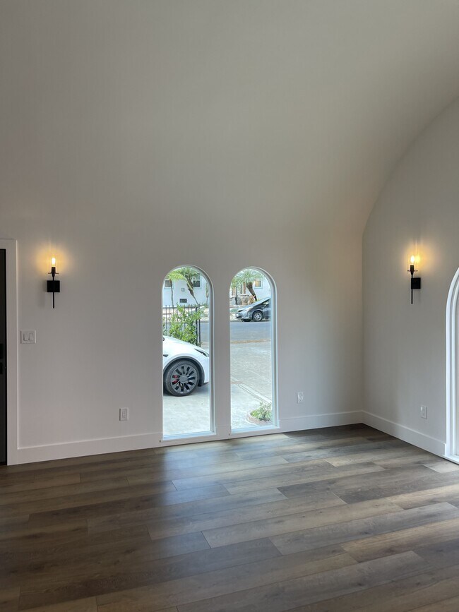 Building Photo - 1536 N Commonwealth Ave