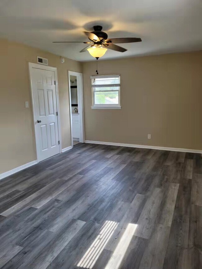 Building Photo - 520 Williamsburg Rd