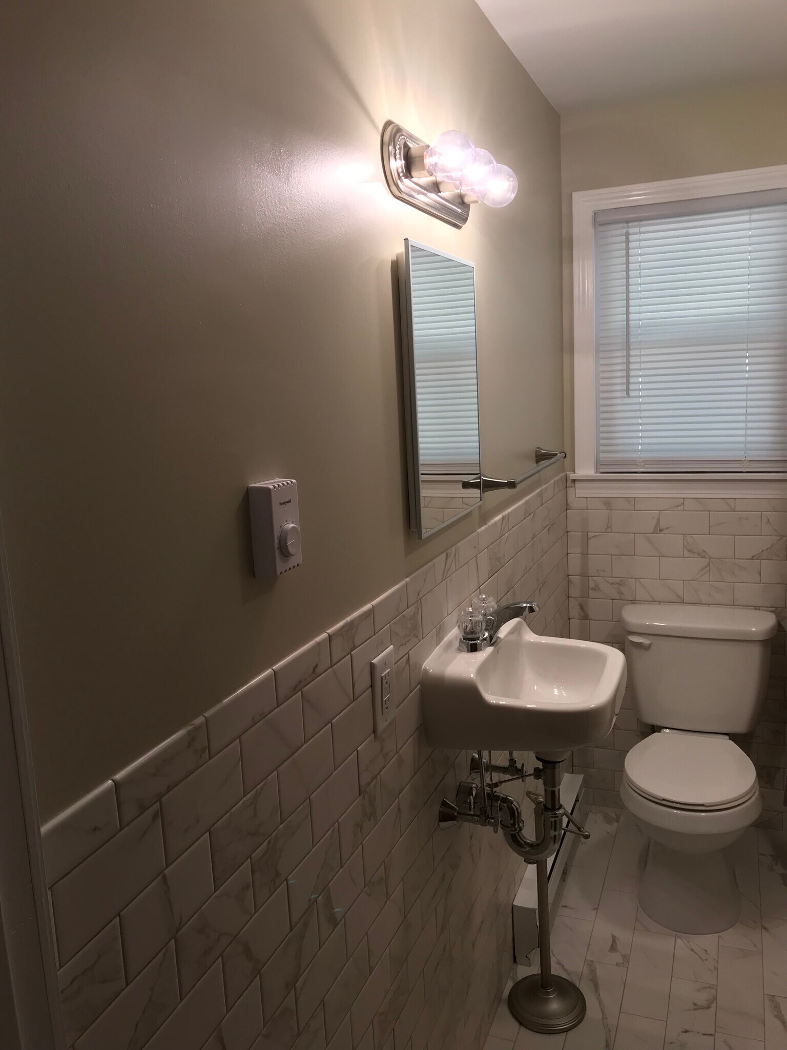 Building Photo - 194 Lake Dr