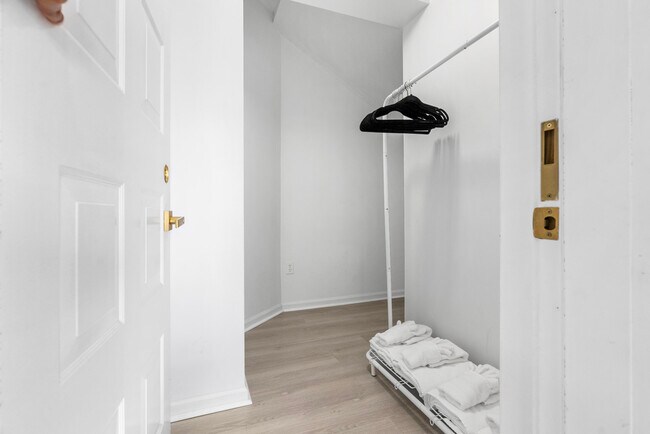 Building Photo - 240 Santa Lucia Dr
