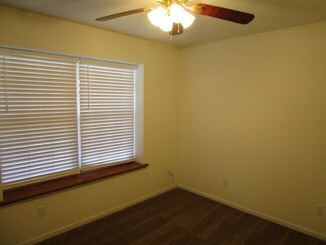 Building Photo - 1704-1706-1706 Louise Cir