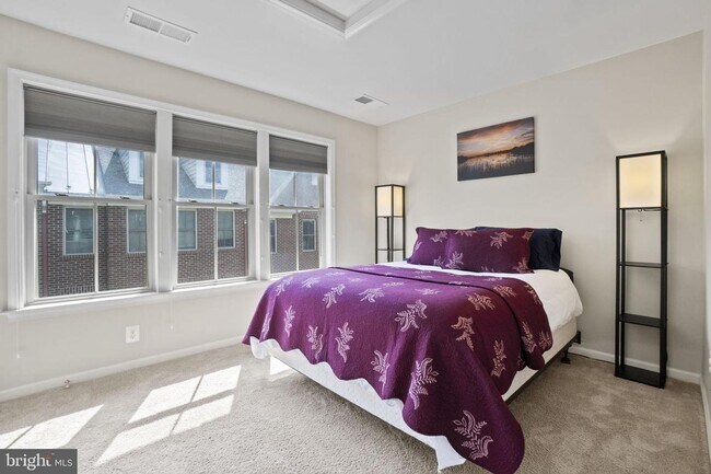 Building Photo - 2509 S Kenmore Ct