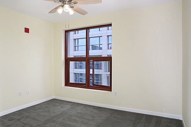 Building Photo - East Village 2 bedroom 2 bath condo in Met...