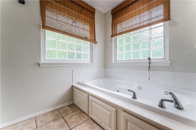 Building Photo - 32 Latshaw Dr