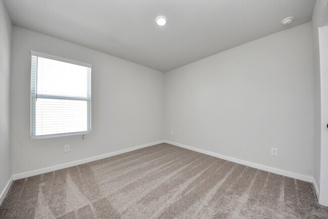 Building Photo - 473 Shoreview Dr