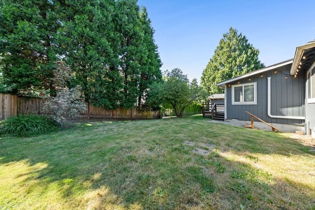 Building Photo - Kennydale Rambler with parking- Close to Lake Washington