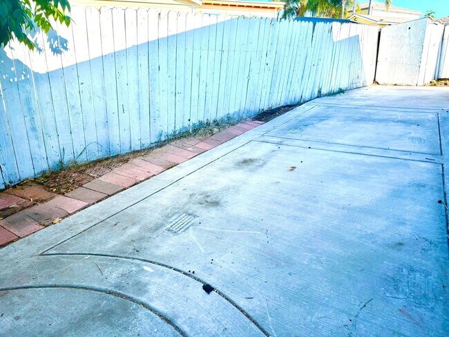 Building Photo - Palladian - S. Elman Street