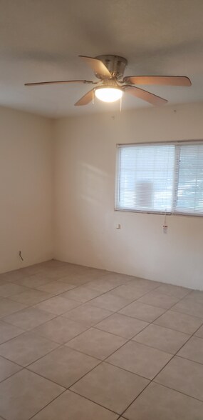 Building Photo - 1120 Northshore Dr