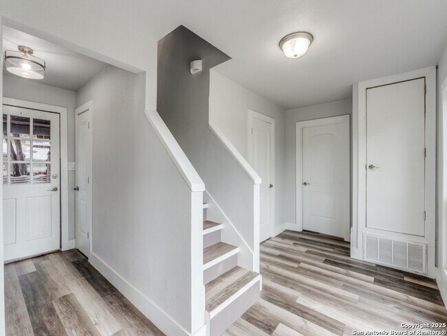 Building Photo - 238 Ledgeview Dr