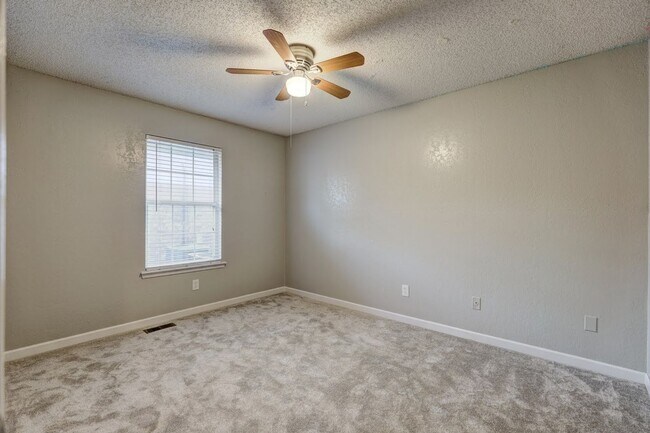 Building Photo - 3 Bed 2 Bath in OKC!