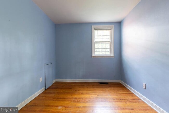 Building Photo - 404 S Croskey St