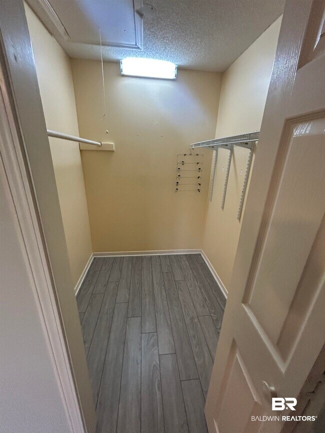 Building Photo - 9474 Villas Dr
