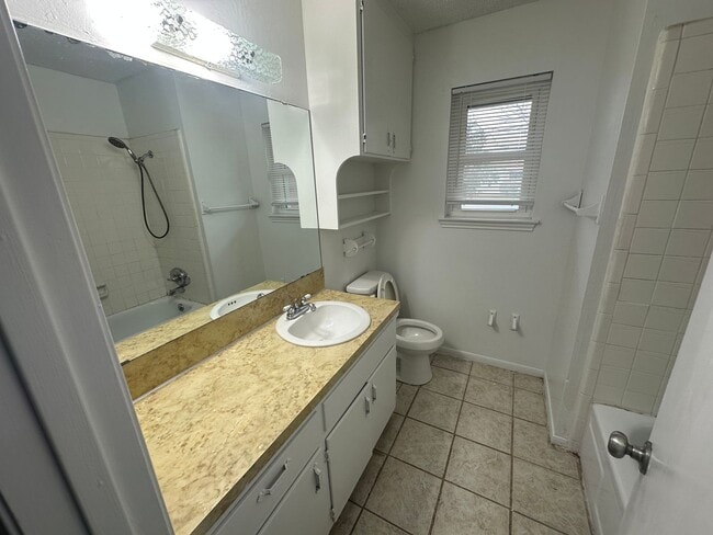 Building Photo - AVAILABLE NOW ; 2 WEEKS FREE!!!!!