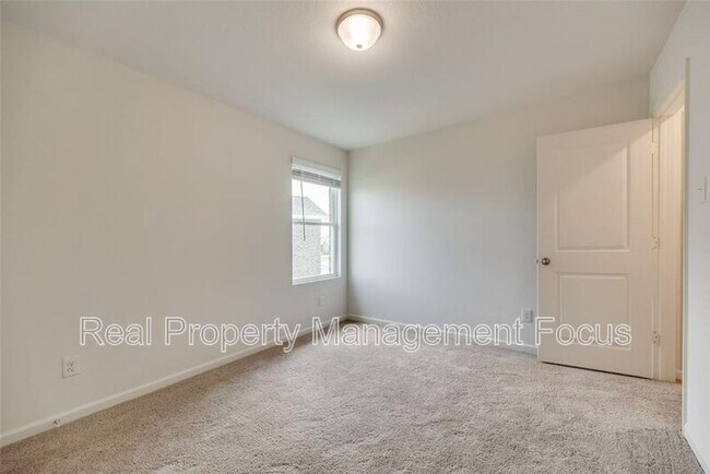 Building Photo - 713 Peach Tree Ln