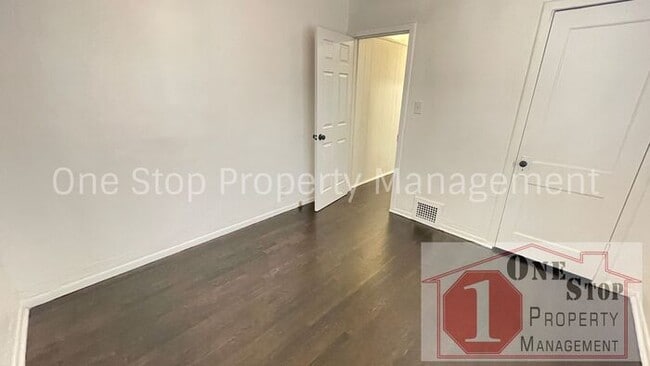 Building Photo - Beautiful 2 Bedroom 1 Bathroom Home in Kansas City!