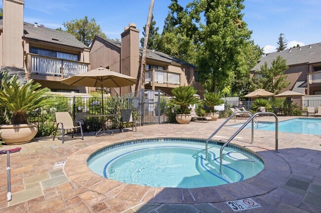 Building Photo - 536 Woodside Oaks