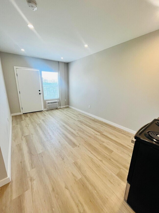 Building Photo - Mid City/Koreatown Recently Renovated Studio Available Now! Hurry Won't Last