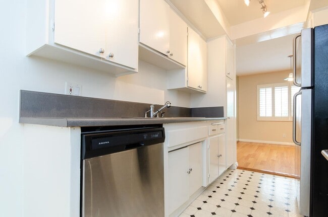 Building Photo - Stunning renovated apartment in the Heart ...