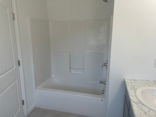 Building Photo - 13 Matildas Wy