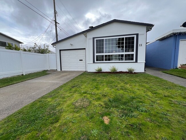 Building Photo - Remodel Detached 4 Bed / 2 Bath Home Near ...