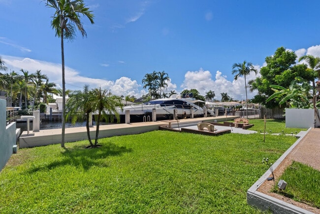 Building Photo - 3080 NE 43rd St