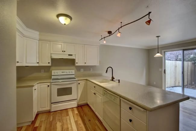 Building Photo - Spacious 3 bed Townhome with Fenced Yard, ...