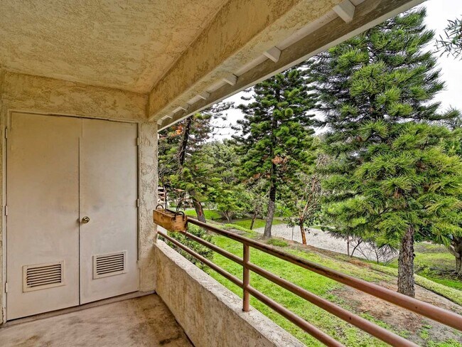 Building Photo - Sunny Top Floor Condo With Private Balcony...