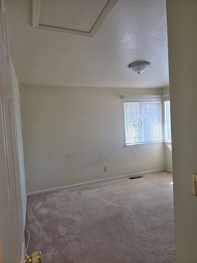 Building Photo - Spacious Laurel Creek Home