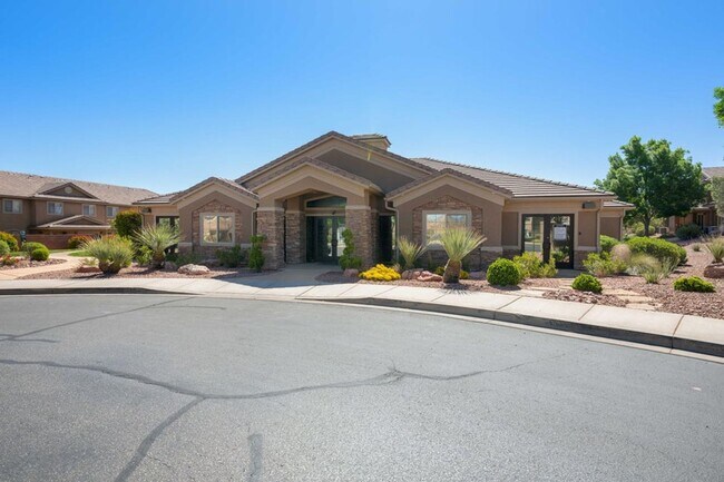 Building Photo - Beautiful 3 Bedroom Townhome In Hidden Valley Heights