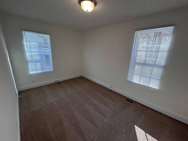 Building Photo - Great central Greensboro location with a detached 2 car garage space! Near UNCG