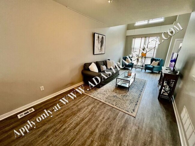 Building Photo - Beautiful 2 Bed 2.5 Bath Townhome Near The Plaza - Available NOW!!