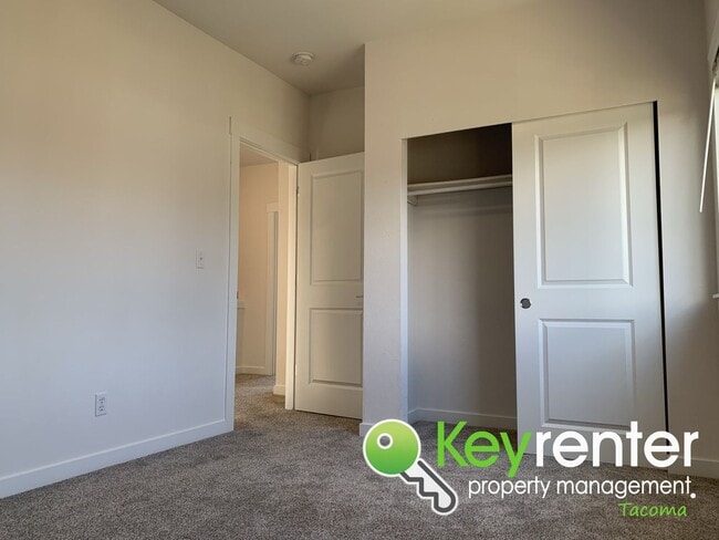 Building Photo - Newly Remodeled Centrally Located Tacoma H...