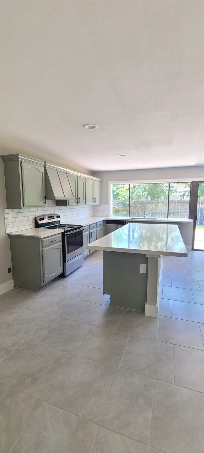 Building Photo - 15623 Mendocino Dr