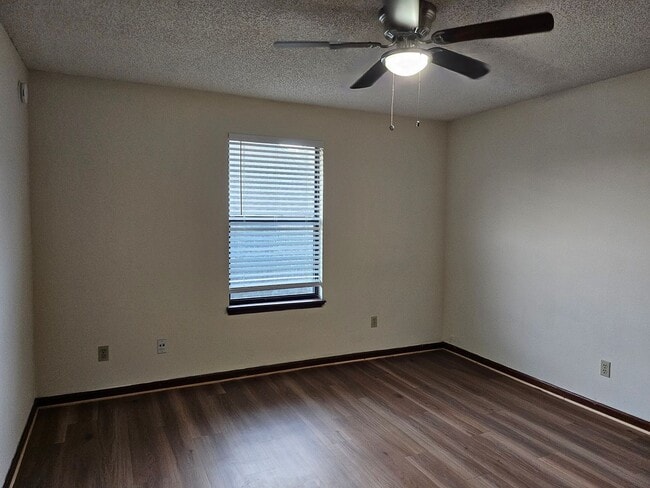 Building Photo - $1150 - 2/2 -Jefferson Square - Updated Unit!