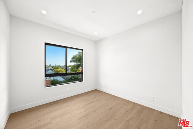 Building Photo - 8904 Sawyer St