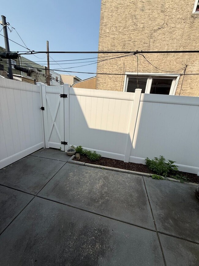 Building Photo - Spacious 3-Bedroom 1.5-Bathroom Home in Po...