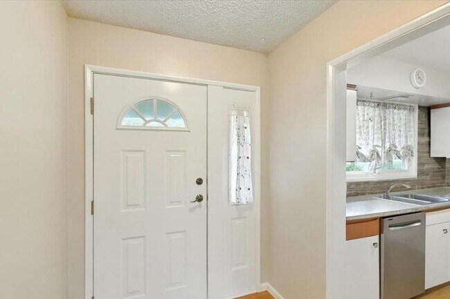 Building Photo - 709 Cypress Dr