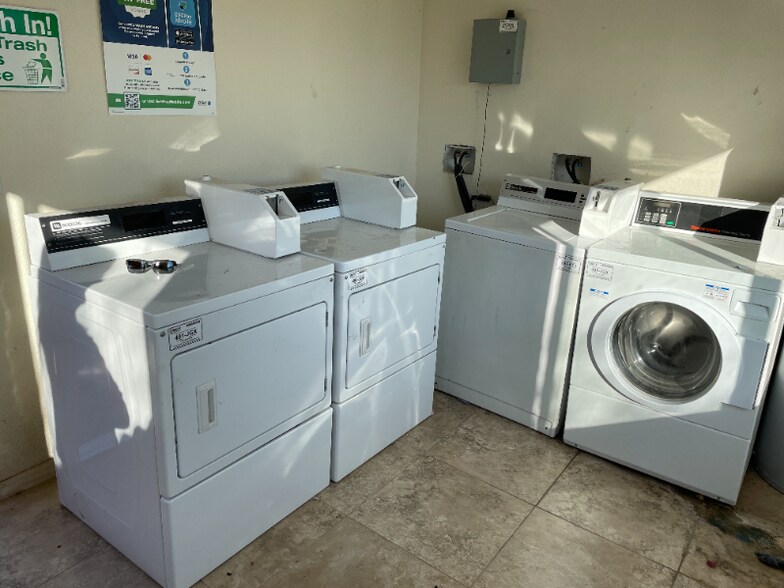 Building Photo - 1525 E Sunnyside Dr