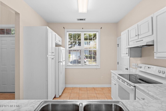 Building Photo - 5006 Carleton Dr