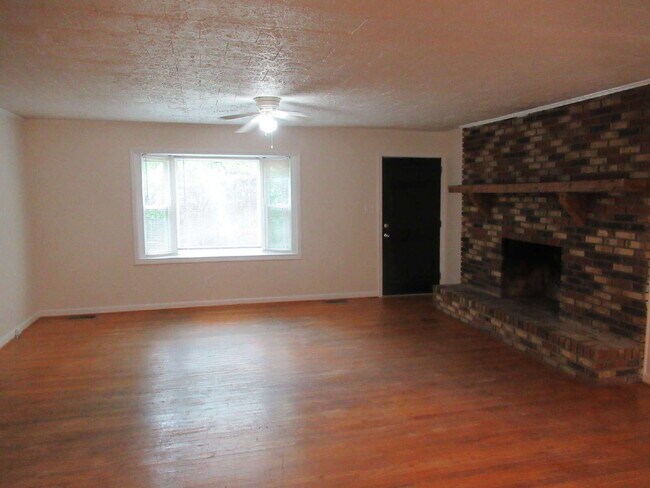 Building Photo - Charming Brick Ranch in a Convenient Lincolnton Location!