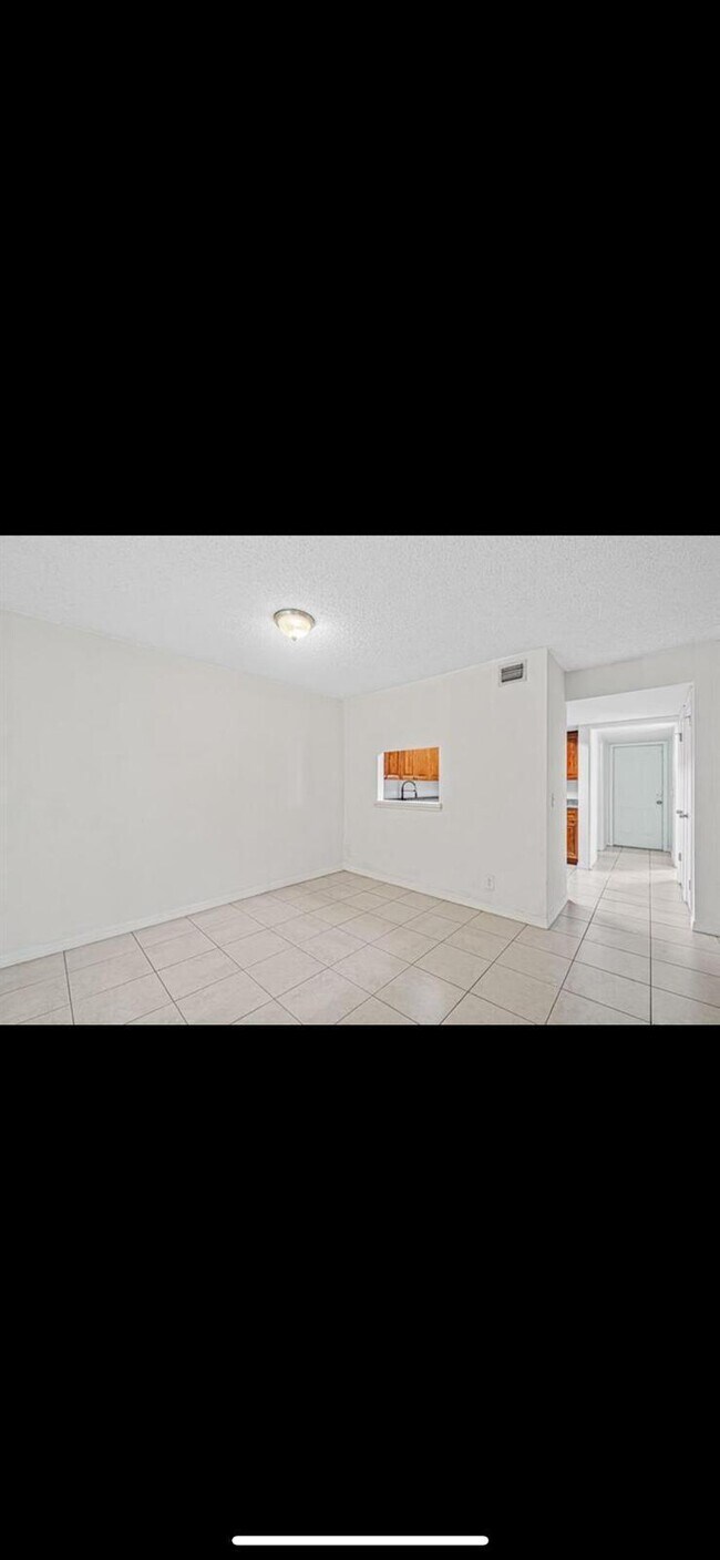 Building Photo - 9227 Green Meadows Way