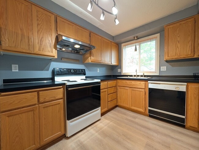 Building Photo - 2-Bedroom, 1.5-Bath Sunset Meadow Townhous...