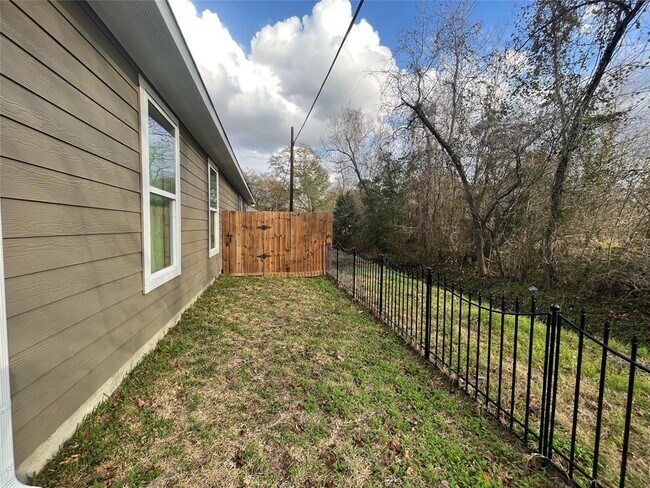 Building Photo - 6502 Bunche Dr