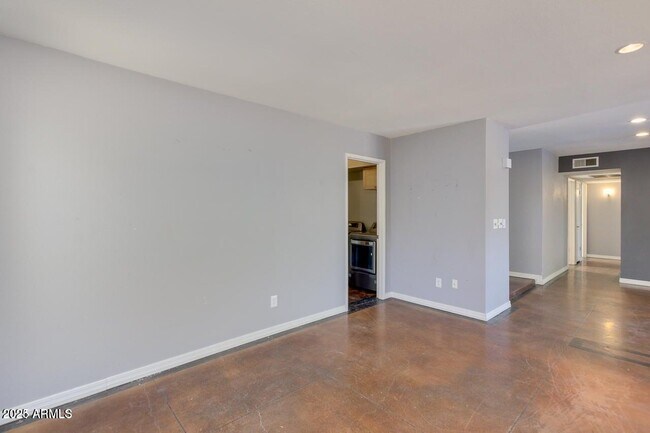 Building Photo - 3832 E Bloomfield Rd