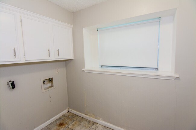 Building Photo - 116 White Cedar St
