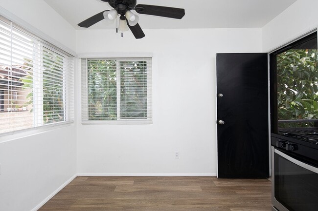 Building Photo - *OPEN HOUSE: 9/28 11:30AM-1PM* Upstairs 2B...