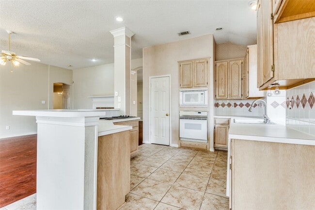 Building Photo - 1429 Sandlewood Dr