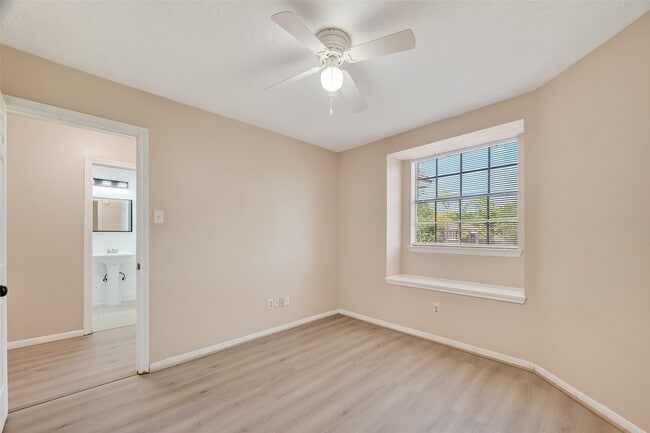 Building Photo - 814 Heathgate Dr